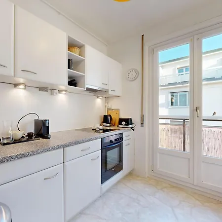 Bright Flat In The Heart Of Лозанна